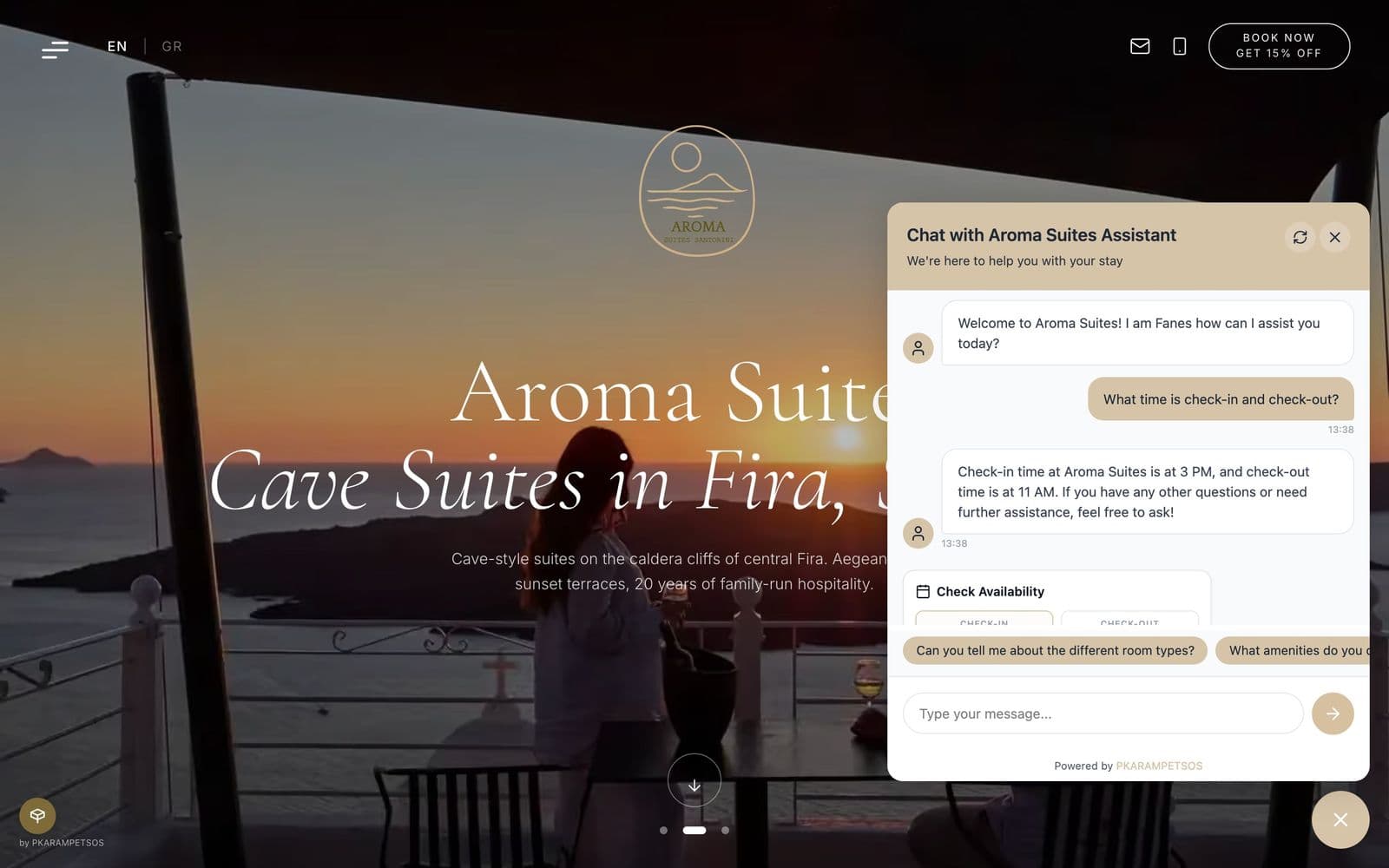 Η αρχική του Aroma Suites με ανοιχτό το chat: ο επισκέπτης ρωτά τις ώρες check-in και check-out, ο βοηθός απαντά 3 το απόγευμα και 11 το πρωί, και από κάτω ανοίγει πάνελ Check Availability με πεδία ημερομηνιών