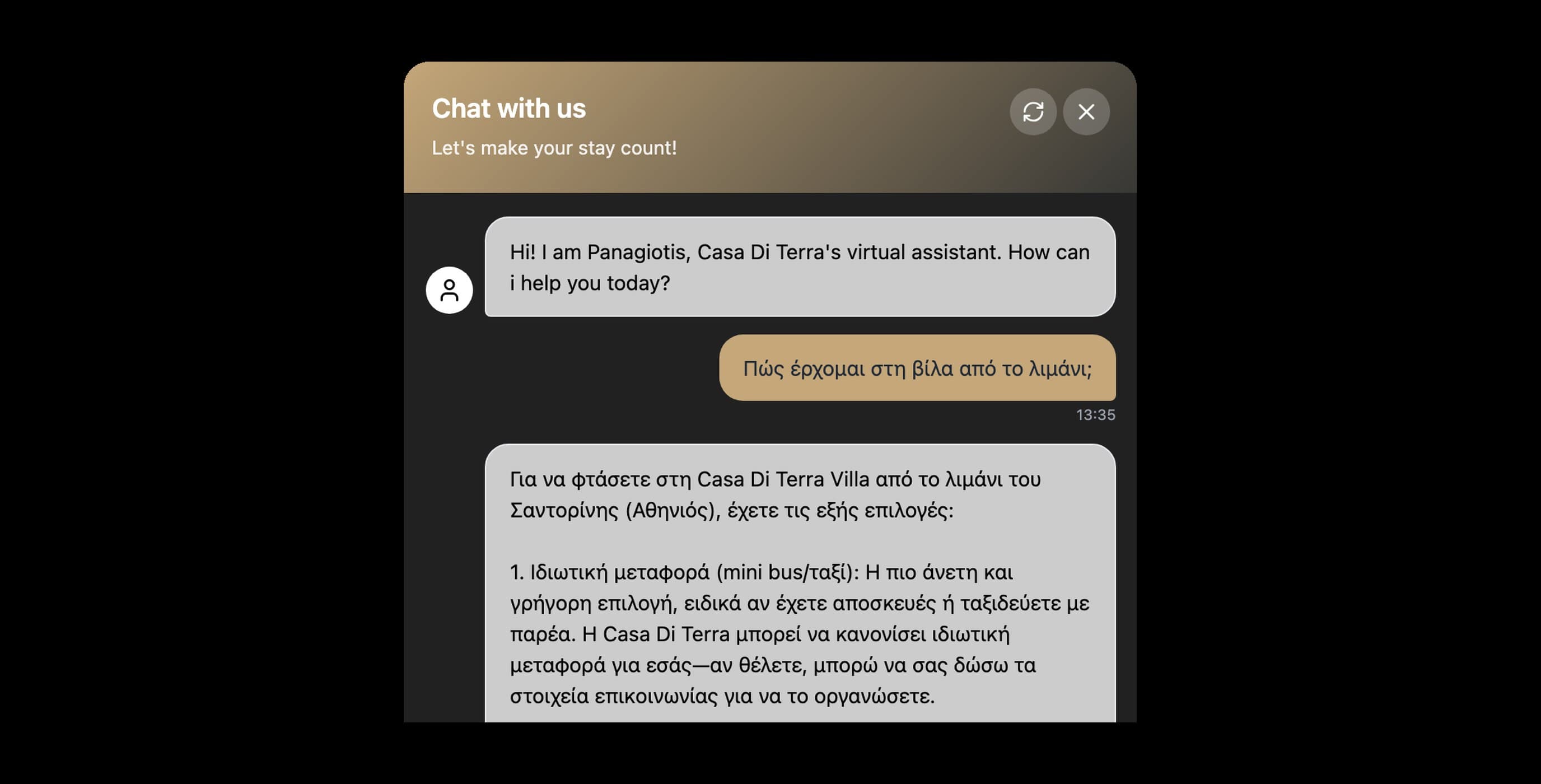 Το chatbot της Casa di Terra ανοιχτό: ο επισκέπτης ρωτάει στα ελληνικά «Πώς έρχομαι στη βίλα από το λιμάνι;» και το bot απαντά για το λιμάνι του Αθηνιού και την ιδιωτική μεταφορά που κανονίζει η βίλα
